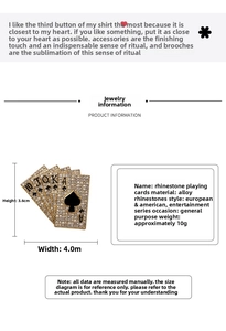 Vue détaillée de la broche poker en strass avec dimensions de taille 3,6 cm sur 4,0 cm