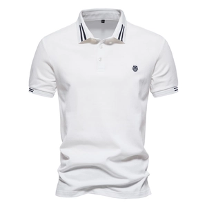 Vue détaillée d'un col polo en coton blanc avec trois boutons et logo brodé sur la poitrine