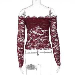 Primo piano del pizzo bordeaux e del design a spalle scoperte sulla maglia a maniche lunghe