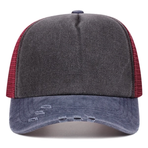 Vintage gewaschene Trucker-Kappe mit abgenutztem Denim-Schirm und rotem Mesh-Einsatz