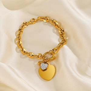 Bracelet à chaîne dorée avec double pendentifs cœur et zircons sur tissu en soie