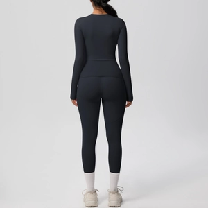 Vue détaillée du dos d'un ensemble de yoga noir avec legging et haut à manches longues