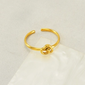 Dettaglio dell'anello regolabile in acciaio inossidabile dorato con motivo nuvola