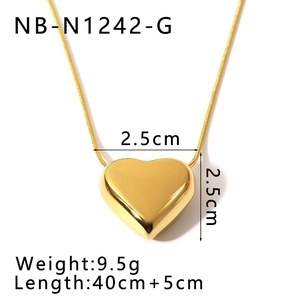 Detail view showing 18K gold heart pendant dimensions 2.5cm and snake chain length specifications