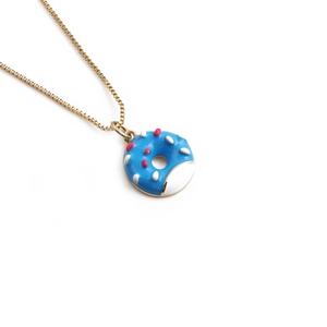 Collier minimaliste plaqué or avec pendentif donut bleu et pépites multicolores