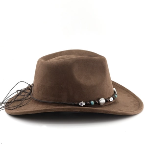 Détail d'un chapeau de cow-boy en daim marron avec bande ethnique et main de Hamsa