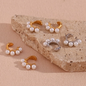Élégants ear cuffs en perles plaqués or 18 carats et argent sur socle en pierre