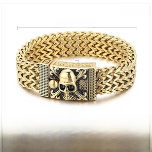 Detail view of heavy punk skull bracelet with 107g weight and 215mm length specs