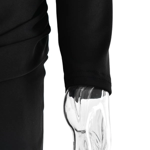Detailansicht der schwarzen One-Shoulder-Kleidmanschette und Seitennähte mit elastischem Stoff