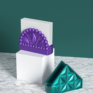 Détail d'organisateurs en résine violette et sarcelle pour mouchoirs ou cartes