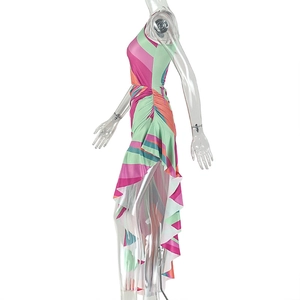 Détail de l'ourlet asymétrique et de l'imprimé géométrique coloré sur robe d'été