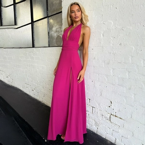 Détail d'une robe fuchsia dos nu avec décolleté en V et fente haute en tissu fluide