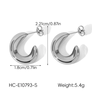 Détail des boucles d'oreilles en C en forme de cœur argenté avec dimensions de 2,21cm