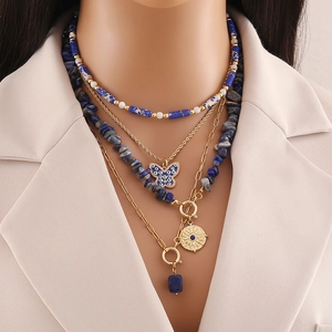 Collana multistrato fatta a mano in pietra naturale con farfalla blu e ciondolo