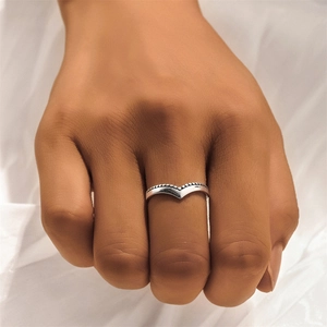Detailed view of S925 sterling silver V-shape chevron ring with beaded edges on a model