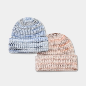 Détail de la maille côtelée des bonnets d'hiver tie-dye avec revers large bord