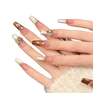 Faux ongles œil-de-chat marron avec strass champagne et perles sur forme cercueil long