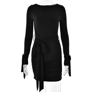 Robe courte noire ajustée à manches longues avec détails froncés et ceinture à nouer
