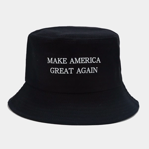 Détail de la broderie blanche MAKE AMERICA GREAT AGAIN sur un chapeau bob en coton noir