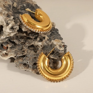 Minimalistische C-förmige vergoldete Titan-Ohrringe mit Zirkon-Besatz auf Lavastein