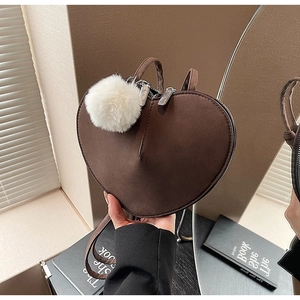 Detailansicht der herzförmigen dunkelbraunen Wildledertasche mit Doppelreißverschluss