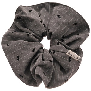 Chouchou rayé taupe avec broderie et étiquette tissée Happiness style élégant