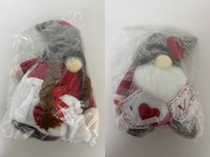 Vue détaillée des nains de la Saint-Valentin en peluche avec motifs de cœur et tresses