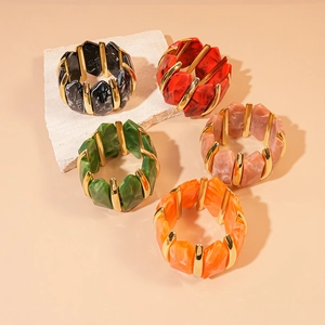 Bracelet extensible en acrylique en forme de losange avec texture marbre et perles dorées