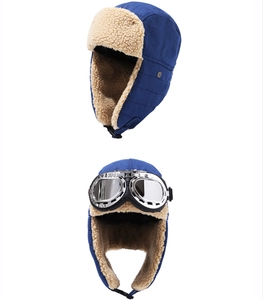 Dettaglio del cappello aviatore blu con fodera in finta pelliccia beige e paraorecchie