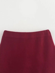 Detaillierte Makroansicht der roten Strickrock-Taille mit hochwertiger Stofftextur