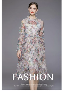 Detalle del vestido floral de manga larga con volantes de malla en capas suaves