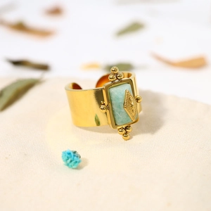 Retro gold stainless steel star ring with rectangular green stone and beaded edge details