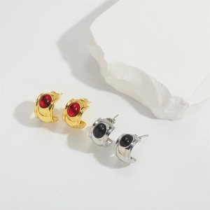 Retro hammered C-shaped earrings with zircon gemstones in gold and silver finishes