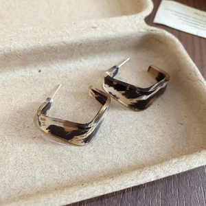Vue détaillée de boucles d'oreilles carrées en acrylique écaille avec tiges en argent