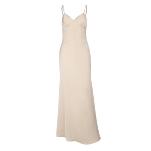Détail de la robe en satin champagne avec corsage ajusté et texture de tissu premium