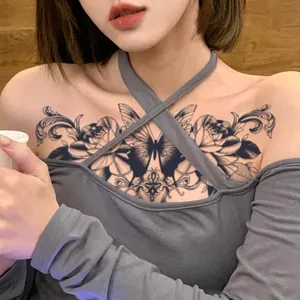Tatuaggio temporaneo realistico con farfalla e rose per il petto sulla modella
