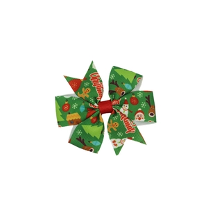 Detail einer grünen Weihnachtsschleife mit Mustern von Weihnachtsmann und Schneemann