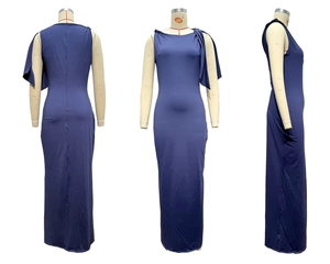 Dettaglio dell'abito lungo senza maniche blu scuro con elegante nastro drappeggiato monospalla