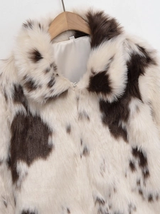Détail du manteau en fausse fourrure pelucheuse à motif vache et doublure satin