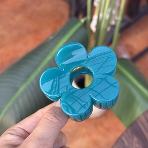 Détail de la pince à cheveux fleur de 8 cm bleu cyan avec ressort métallique robuste