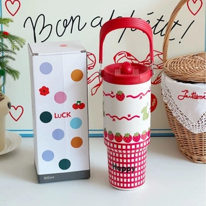 Detail view of 900ml straw tumbler with strawberry pattern and handle lid in gift box