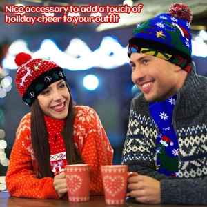 Ensemble bonnet et écharpe de Noël tricotés avec lumières LED porté par un couple festif