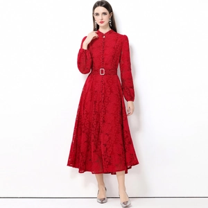Robe longue en dentelle rouge élégante avec col montant, manches lanternes et ceinture