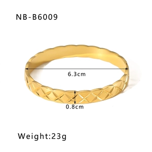 Dettaglio del bracciale placcato oro 18K con motivo trapuntato e larghezza di 0,8 cm