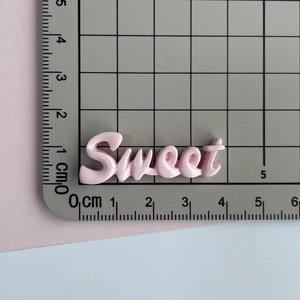 Vue détaillée du charme Sweet en résine rose de 4,5 cm pour accessoires de cheveux DIY