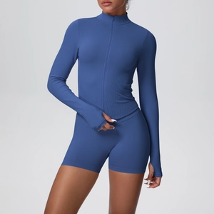 Détail de l'ensemble de yoga bleu foncé avec passe-pouces et veste à col montant zippée