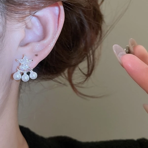 Orecchini a perno con stella di zircone e perle da donna con design elegante e puro
