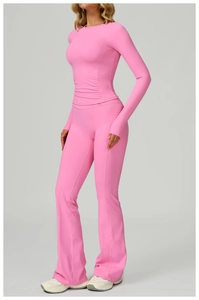 Yoga-Set in Rosa mit schmalem Langarmshirt und ausgestellter Leggings mit Seitentaschen
