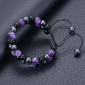 Detailansicht von zweilagigem Amethyst- und Hämatit-Perlenarmband mit Webkordel