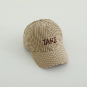 Détail d'une casquette en velours côtelé avec broderie TAKE et texture côtelée douce